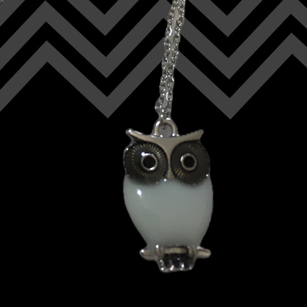 White Owl Necklace 18in Stainless Steel Chain - Picture 4 of 5